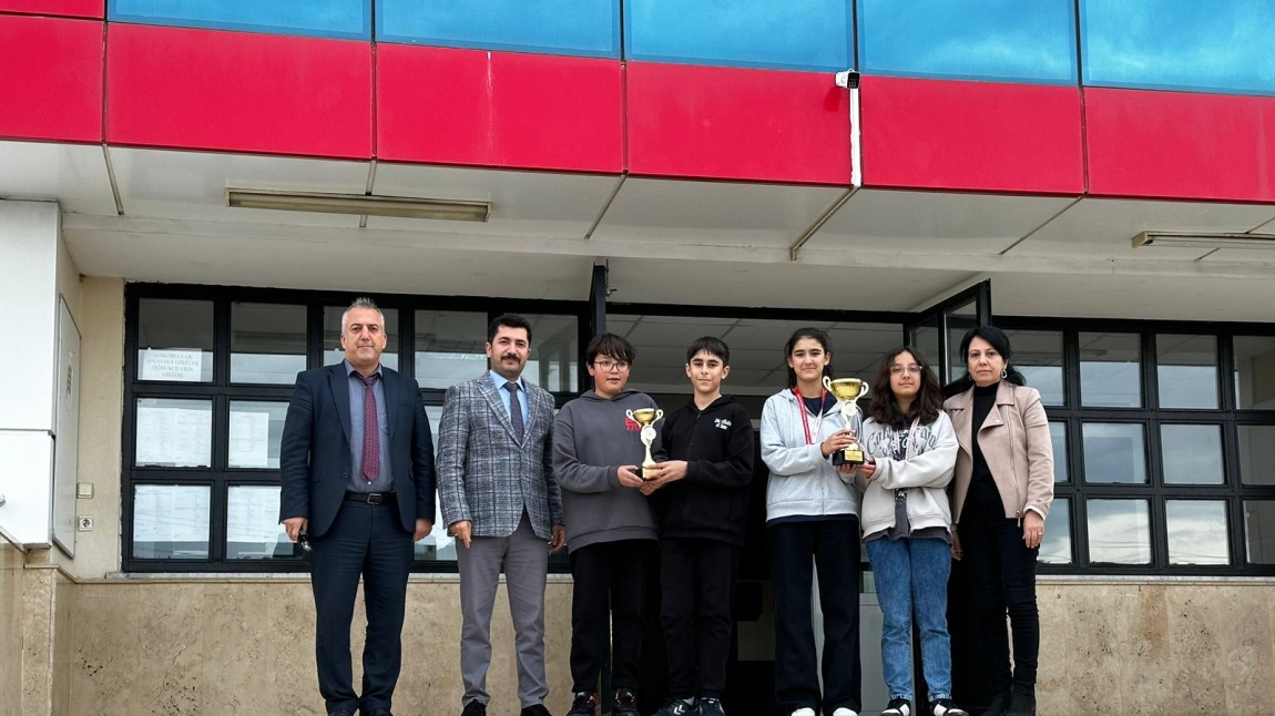 Okulumuz öğrencileri Osmaniye Gençlik ve Spor İl Müdürlüğünün düzenlemiş olduğu Tenis turnuvasında Yıldız kategorisinde madalya ile döndüler.